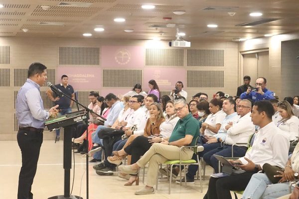 El Rector Pablo Vera Salazar compartiendo el informe de rendición de cuentas ante la comunidad académica, periodistas y representantes de distintos sectores de la ciudad.