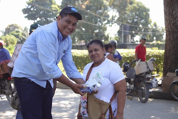 Un total de 129 kits de bioseguridad a igual número de pequeños productores de comercio nacional fueron entregados en Zona Bananera.