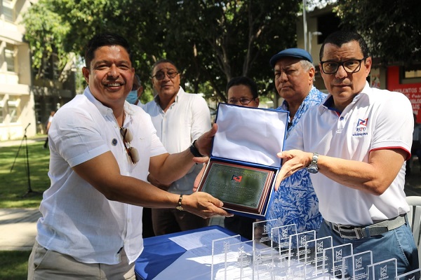 El Rector Pablo Vera Salazar recibiendo su reconocimiento de parte de ASPU.
