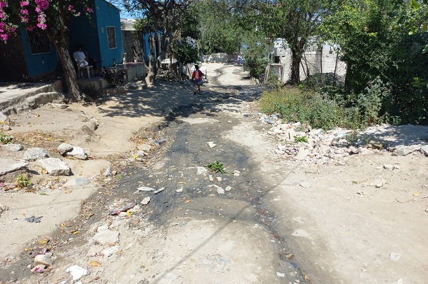 El deterioro de las calles hace que los conductores no quieran llegar hasta ciertos puntos donde es el destino de muchos usuarios.
