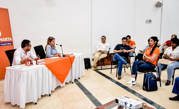 La alcaldesa Virna Johnson fue quien presidió la reunión en la que participaron los representantes de todas las dependencias del Distrito.