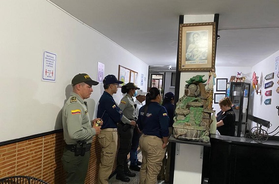 Personal de Migración Colombia, sede Santa Marta realizando operativos de verificación de documentación migratoria. 