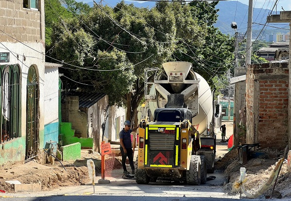 Para la reconstrucción de esta importante vía del barrio Nacho Vives, fue necesaria la implementación de maquinaria pesada, con el fin de garantizar un buen resultado. 