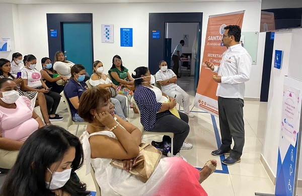 El secretario de salud, Jorge Bernal, socializó con los asistentes las diferentes estrategias a implementar en la primera Unidad de Salud Sexual y Reproductiva de Santa Marta.