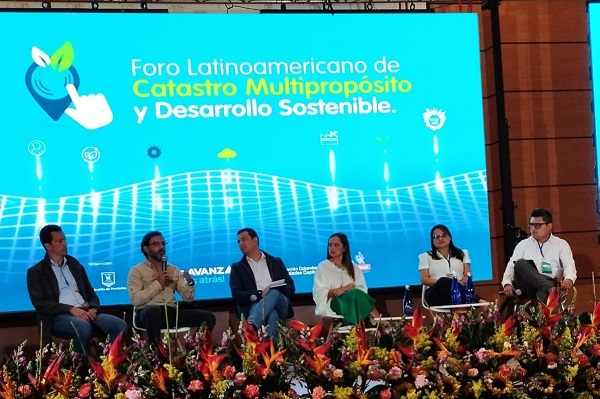  En el foro participaron representantes de Brasil, Ecuador y Uruguay. 
