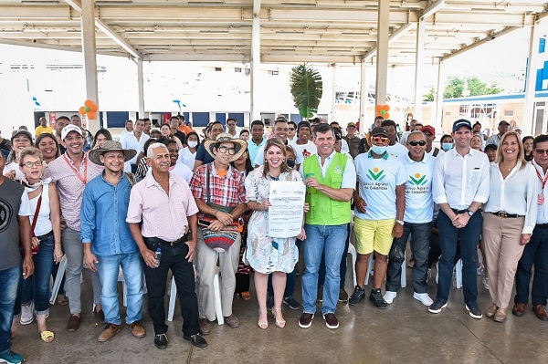 La Alcaldesa Virna Jonhson, junto a Eduardo Carlos Gutiérrez Noguera, vicepresidente del Banco Agrario, comerciantes y microempresarios que fueron testigos de la firma de aprobación de la línea especial de créditos. 