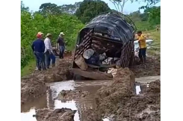 La denuncia fue hecha a través de un video en el cual se ve a un grupo de hombres tratando de sacar del lodo un camión que se quedó atrapado.