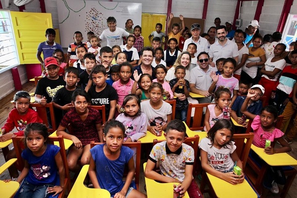 Niños de la Institución Educativa Técnica Departamental en San José, junto al cantante samario Carlos Vives, funcionarios de la Fundación Somnia, Vrio Corp y Directv. 