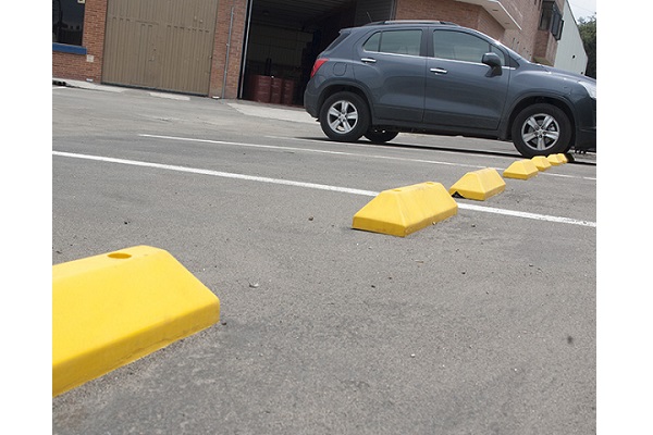Con estos topellantas la Secretaría de Movilidad pretendía darle prioridad al paso peatonal debido a la congestión vial en este sector.