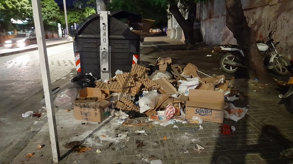Sigue presentándose gran cantidad de basuras y residuos sólidos alrededor del contenedor de desechos ubicado frente a la Institución Educativa Técnico Industrial, en la Carrera 12 con Avenida del Libertador, los cuales son arrojados tanto por algunas personas como por recicladores e indigentes que hacen mal uso del mismo.