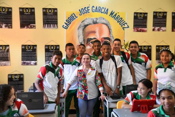 La Ministra TIC Sandra Urrutia, junto a estudiantes de la Institución Educativa Rural Buenos Aires. 