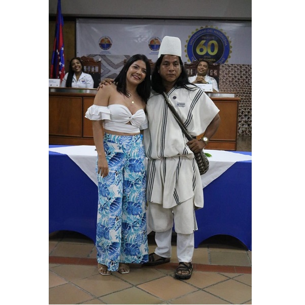 El primer estudiante de la etnia Arhuaca en recibir insignias del Programa de Psicología.