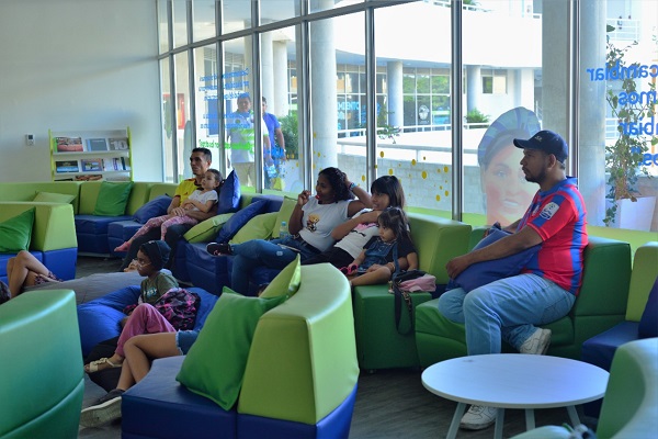 Ver películas es una de las opciones que tienen los niños para disfrutar de las vacaciones recreativas.
