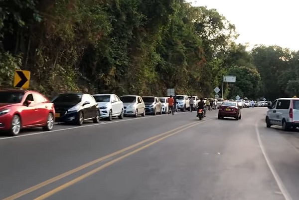 El gran flujo de turistas que visitan la reserva natural por estos días, ha generado inconvenientes externos; como largas filas de autos y esperas hasta de 3 horas para ingresar.