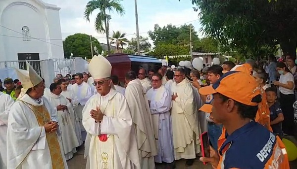 En medio de aplausos y alabanzas, los banqueños salieron a las calles para despedir al hombre que siempre consideraron como un hermano.