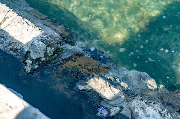 Así se ve el vertimiento de aguas residuales en el humedal Las Iguanas, generando contaminación en el mar. 