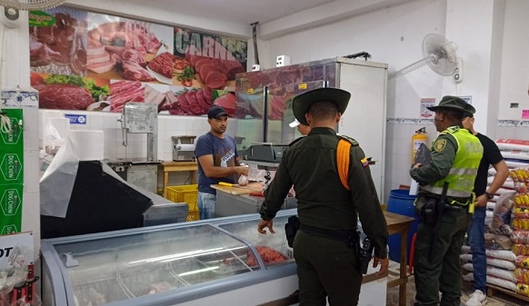 Personal de la Policía Nacional realizando inspección en los vehículos que transportan las carnes. 