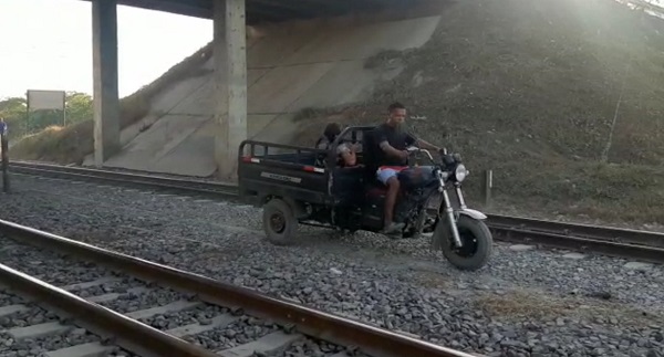 Los conductores que hasta el momento han quedado en evidencia, no solo pusieron en riesgo su integridad, también pueden afectar la operación ferroviaria.