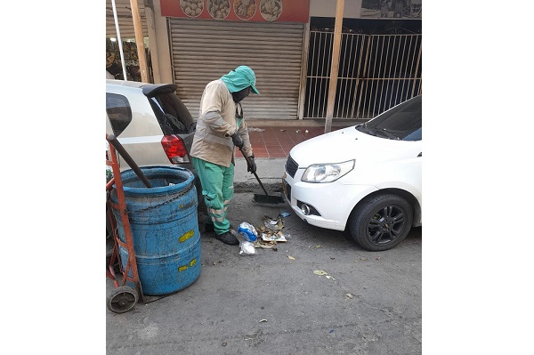 Trabajadores de la empresa Atesa realizan el barrido y recolección de residuos sólidos. 
