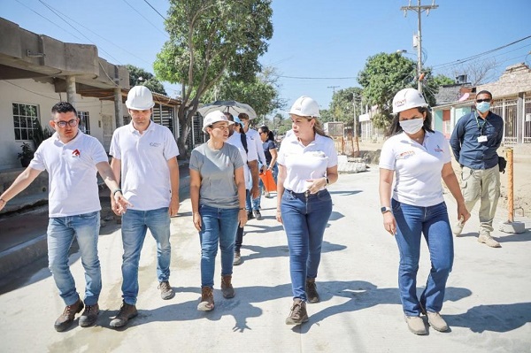 La mandataria distrital, Virna Johnson inspeccionó la obra que se adelanta en el barrio Timatui y dialogó con los trabajadores por los atrasos que se presentan en la obra.