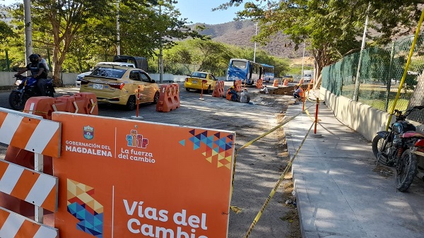 Los conductores que utilizan esta vía a diario piden a la concesión y a la Gobernación acelerar los trabajos, pues los retrasos los vienen perjudicando por el tiempo que tienen que esperar en los trancones. Fotos: Ly Erick Amasifuen.