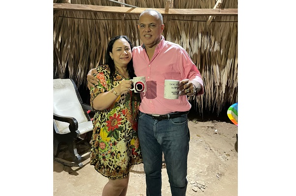 En su recorrido, Claudia Patricia Aaron, estuvo en Pueblo Nuevo, municipio de Ariguaní, visitando al exalcalde y líder político de esa población Guillermo Sánchez, quien la invitó a tomarse un tinto a la sombra de su “quiosco chicharronero”.