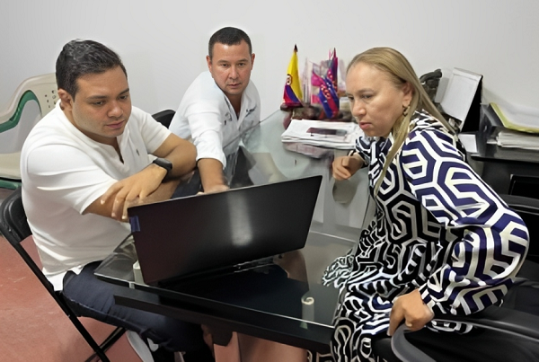 Los alcaldes de los municipios David Farelo Daza y Evis Meza conversando para el plan de mejora en la vía principal de acceso.