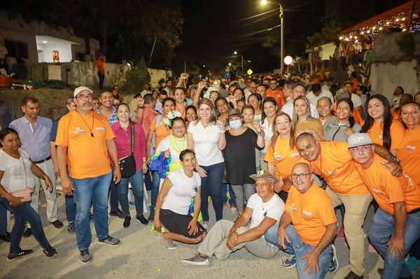 La mandataria distrital, Virna Johnson junto a los habitantes del barrio Bonda, quienes asistieron al acto inicial de esta obra. 