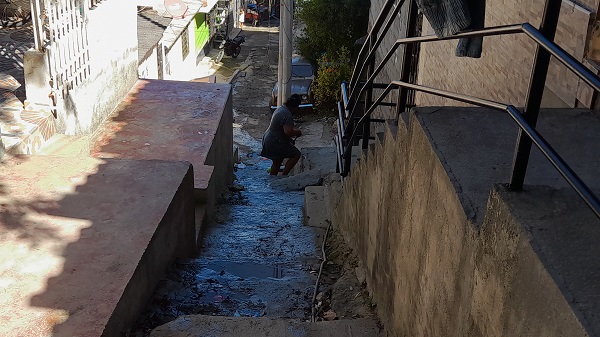 La comunidad dice estar preocupada ya que el agua que se desperdicia a diario es mucha y esta puede abastecer a otras personas. 