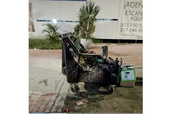 Así quedó el contendor luego de que las llamas lo consumieran por completo. 