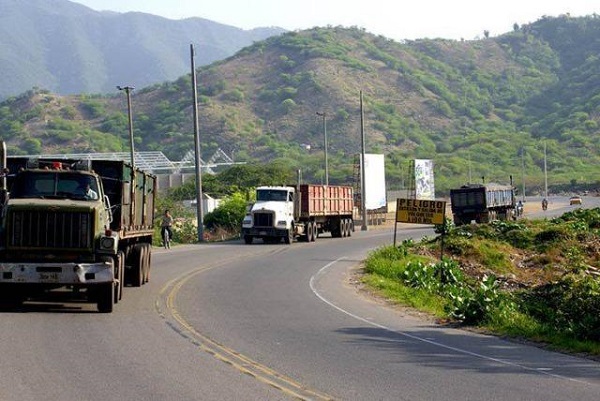 El deterioro en las vías junto a la inseguridad, retrasan los tiempos de entrega y generan millonarias pérdidas, por lo que piden apoyo de las autoridades. La vía Alterna, una de las más peligrosas para los transportadores.