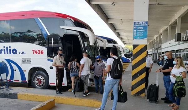 Miles de personas se movilizan por estos días por la Terminal de Transporte de Santa Marta.