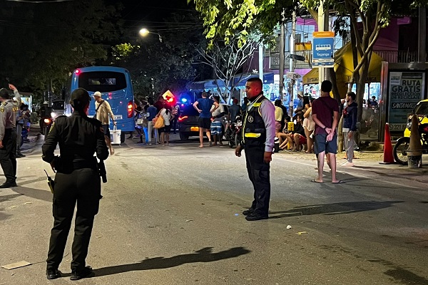 Policías y agentes de tránsito velaron por la seguridad de los bañistas e hicieron el auto control de la vía para disminuir el flujo vehicular. 