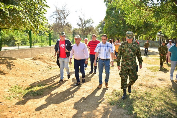 El alcalde de Ciénaga, Luis Alberto Tete Samper junto a altos mando del Ejército durante la entrega del muro de cerramiento del Batallón de Alta Montaña.