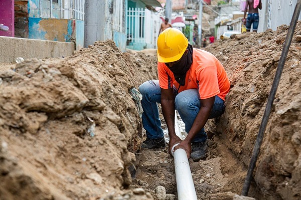 Trabajador de la empresa Essmar, realizando mantenimiento a tuberías e acueducto en sectores del Distrito. 