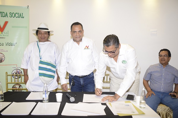  Gustavo Díaz, director de política estratégica de Cruz Verde Ambiental, firma convenio con la fundación Prociénaga, asociación Muñkuawinmaku, asociación Vida Social y otras organizaciones 