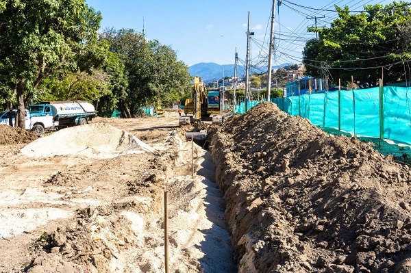 Trabajadores han venido haciendo un trabajo satisfactorio en la obra de construcción. 