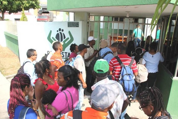 En las afueras del ICBF miembros de las negritudes protestaron por el no reconocimiento de sus derechos.