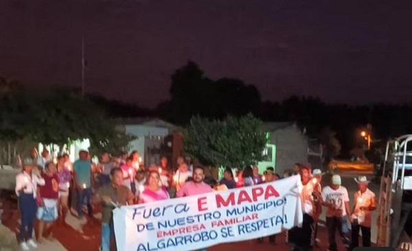 La jornada de protesta de los habitantes de la localidad magdalenense se extendió por varias calles de la población. 