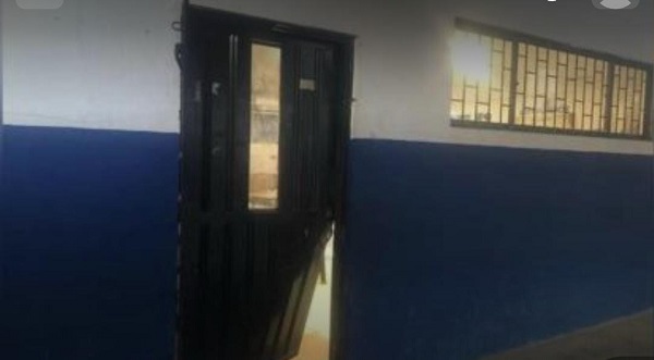 La puerta del salón violentada de la Institución Educativa IED Nuestra Señora del Carmen.