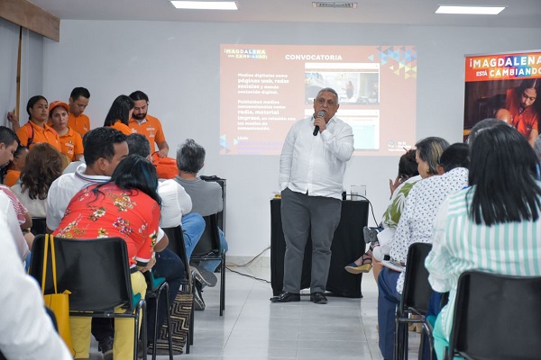 A la reunión asistieron diferentes docentes y el secretario de Educación, Antonio Peralta, con la alcaldesa, Virna Johnson.