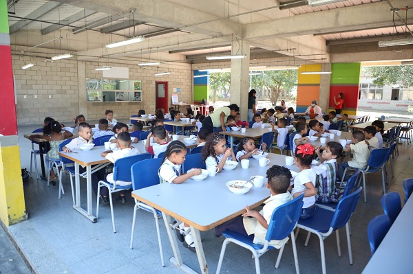 Estudiantes de los diferentes colegios del Distrito, están felices de recibir su alimentación escolar.