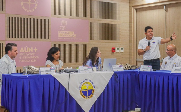 La agenda de evaluación cerró con una reunión final entre los pares académicos y la alta dirección de la Universidad.