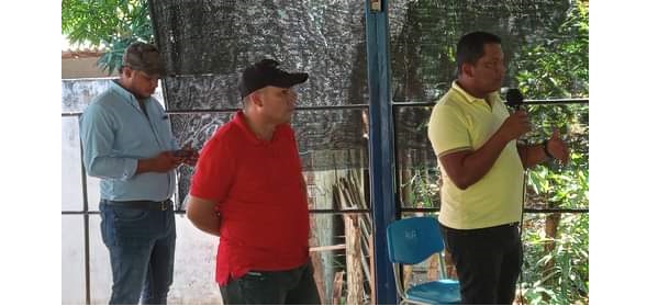 El alcalde de San Zenón, Genor Bolaños Padilla, socializando la obra vial que se desarrollará en el municipio.