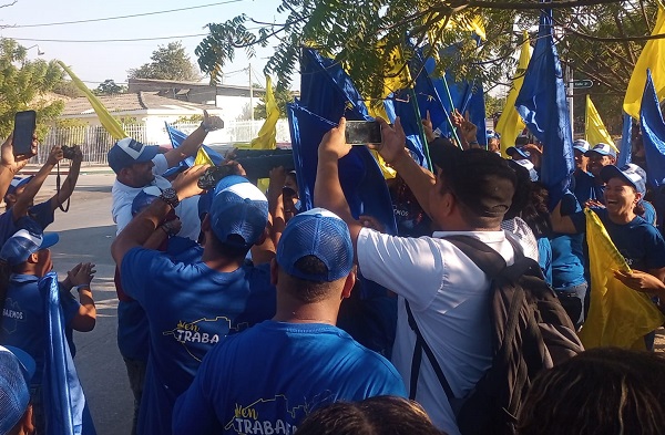 Alzado en hombros por sus seguidores Héctor Zuleta ingresó a la sede del movimiento significativo de ciudadanos: “Ven trabajemos”, el cual recolectará firmas para avalar una eventual candidatura a la alcaldía del exsecretario de gobierno municipal.