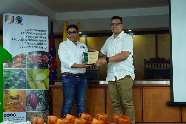 Víctor Cordero Ardila, representante de la Clac, hizo entrega del reconocimiento al doctor Rafael García Luna, decano de la Facultad de Ciencias Empresariales y Económicas