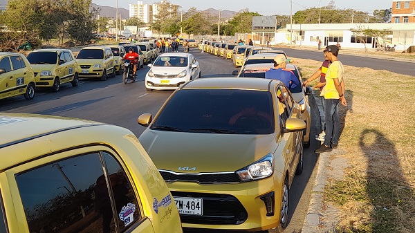 Después de varias horas de protestas, el Ministro de Transporte, estableció puntos con el gremio de taxis.   