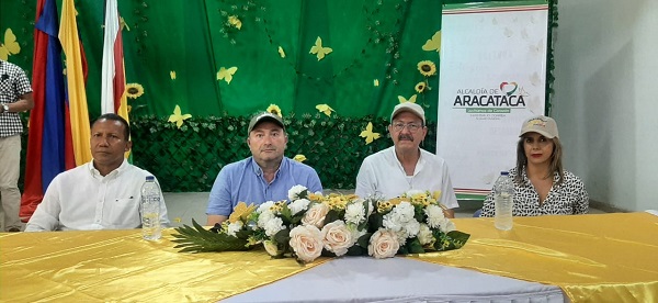 El alcalde de Aractaca junto al  Superintendente de notariado y Registro Público de Colombia.
