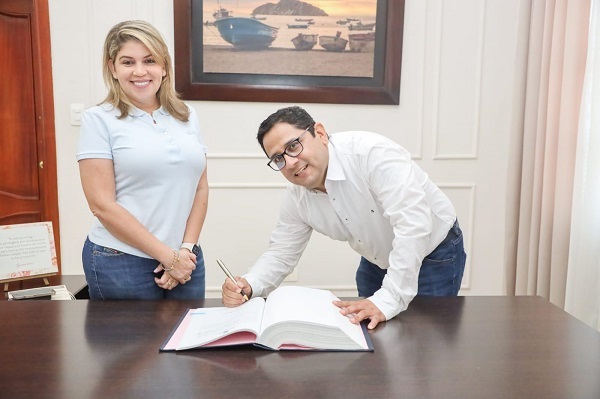 Omar Leonardo Segura Caicedo, cuando tomaba posesión de su cargo, en la fotografía junto con la alcaldesa Virna Jhonson.