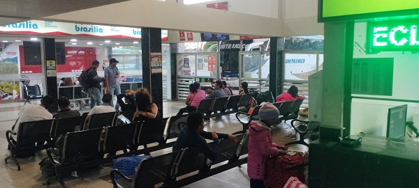Pasajeros en la sala del Terminal de Transporte de Santa Marta.